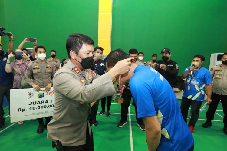 Irjen Pol Nico Afinta Tutup Pegelaran Turnamen Bulu Tangkis Antar Media