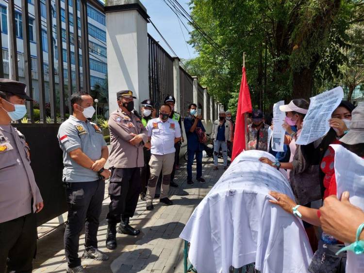 Ditemukan Banyak Kecurangan, Warga Kecamatan Medan Denai Geruduk DPRD Medan