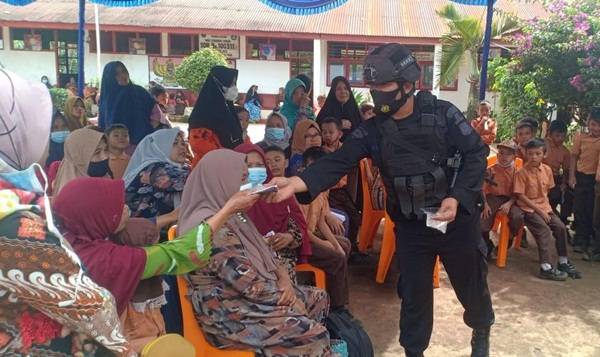 Batalyon C Pelopor Brimob Poldasu Lakukan Patroli Dialogis dan Bagikan Masker