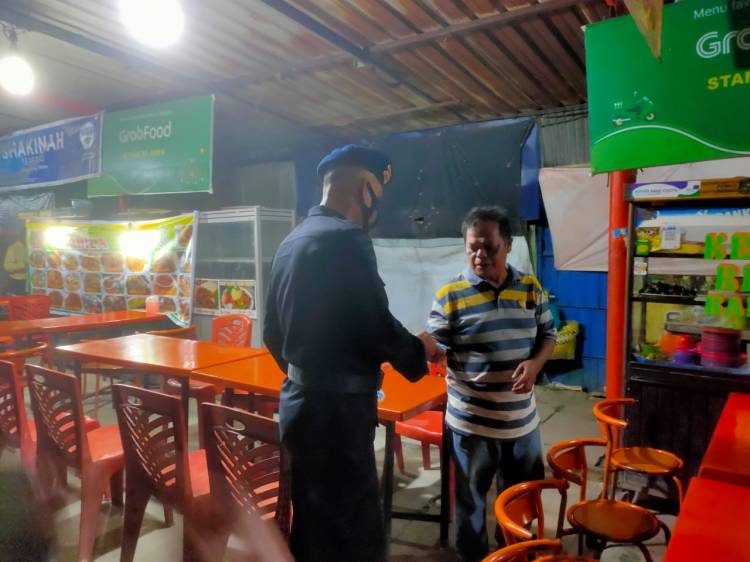 Brimob Polda Sumut Sampaikan Imbauan Prokes dan Bagikan Masker di Malam Hari