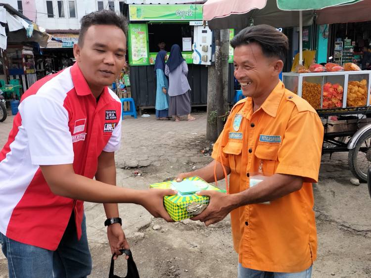 LIRA Madina Bagikan Paket Makan Siang untuk Pebetor