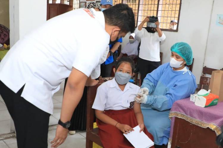 Bobby Nasution Tinjau Vaksinasi Anak Usia 6-11 Tahun, ini Tanggapan Para Ortu Murid