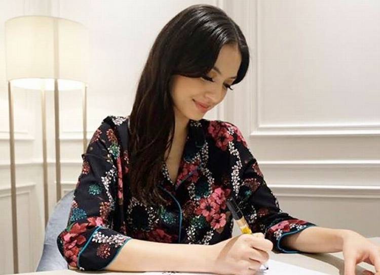 Miliki Daya Pikat Tersendiri Bagi Kaum Adam, Raline Shah Pamer Punggung Mulus