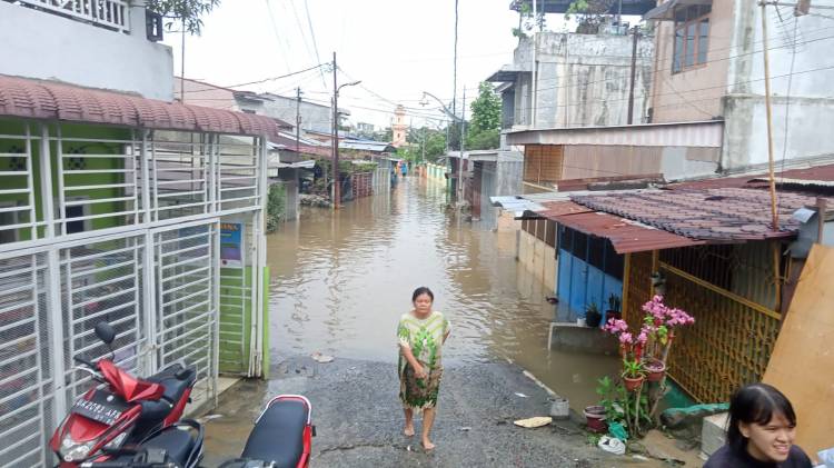 Kota Medan di Kepung Banjir, Warga Selamat Diri ke Mesjid