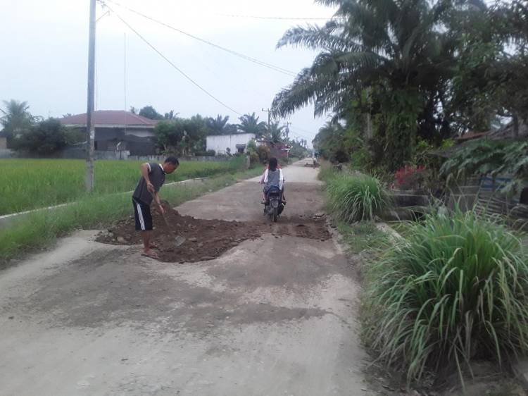 Warga Pematang Ganjang Resah, Kurang Lebih 10 Tahun Jalan Rusak Berlubang Dan Bergelombang