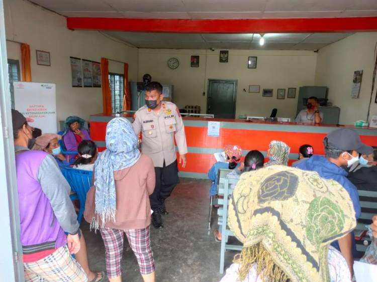 Personel Polsek Purba Lakukan Pengamanan Pembayaran Bantuan Sembako Tahun 2022, Pastikan Disiplin Prokes