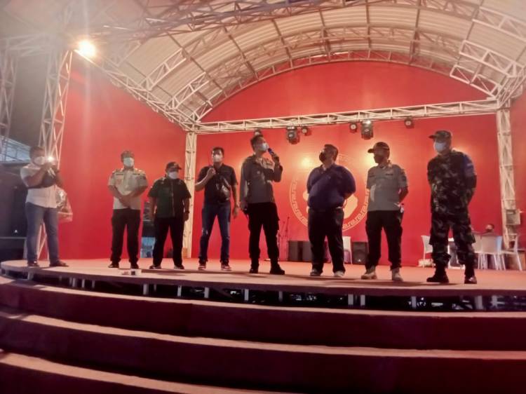 pembagian masker dalam rangka antisipasi Penyebaran Covid - 19 di Aksara Park