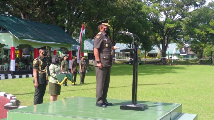 Upacara&nbsp; Penutupan Pendidikan Pertama Bintara TNI AD TA 2021, Danrem 022/PT Dampingi Pangdam I/BB dilapangan Rindam