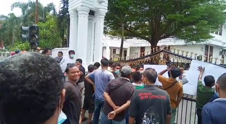 Puluhan Sopir Angkot Unjukrasa di Kantor Walikota Binjai, Dishub Pemprovsu Bingung