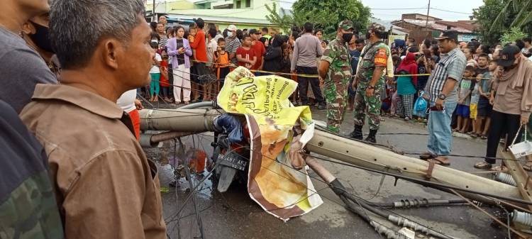 Pengendara Motor Tewase Mengenaskan Tertimpa Tiang Listrik