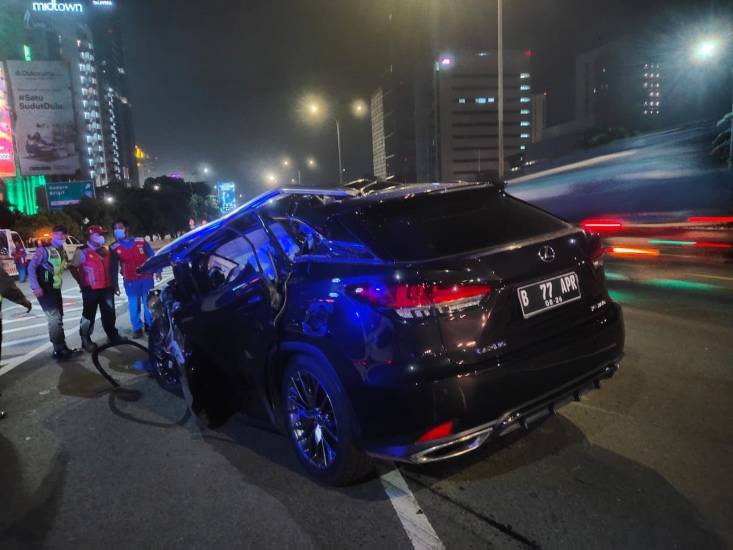 Duarrr! Lagi, Didalam Tol Sebuah Mobil Mewah Geruduk Truk, Begini Lah Nasibnya Sekarang