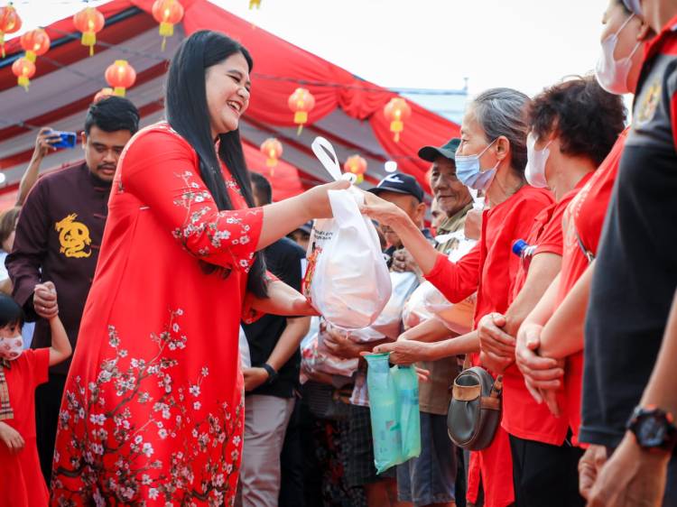 Imlek Fair 2023, Bobby Nasution Serahkan Bantuan Sosial 1.080 Sembako Untuk Warga Tionghoa