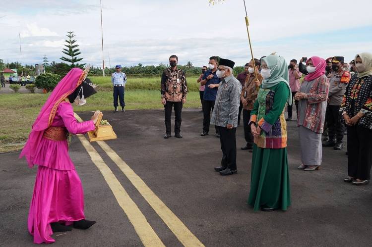 Sekdaprov Bersama Forkopimda dan Dharma Wanita Sambut Kunjungan Wapres
