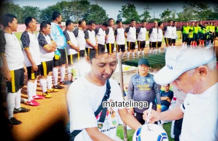 Mengawali Tournamen Sepak Bola Bupati Bubuhkan Tanda Tangan Pada Bola