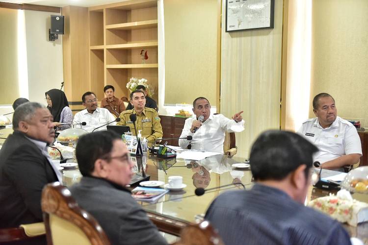 Edy Rahmayadi Raih Pena Emas dengan Predikat Cumlaude