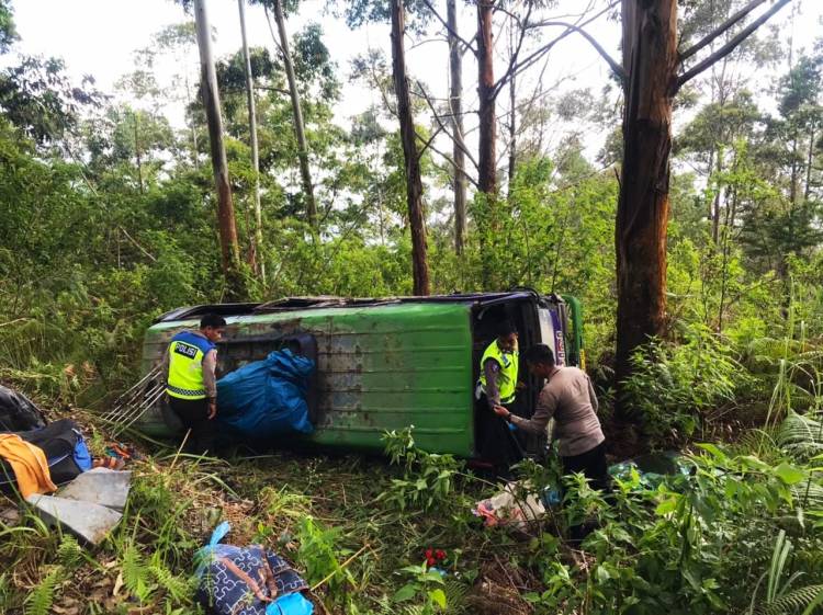 Ngeri..!!! Bus Rombongan Pesta Terguling di Samosir , 16 Penumpang Luka-luka