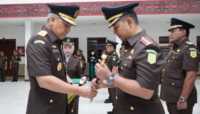 Kajati Sumut Lantik 3 Asisten, 5 Kajari dan 1 Koordinator : Segera Identifikasi Tempat Kerja Baru