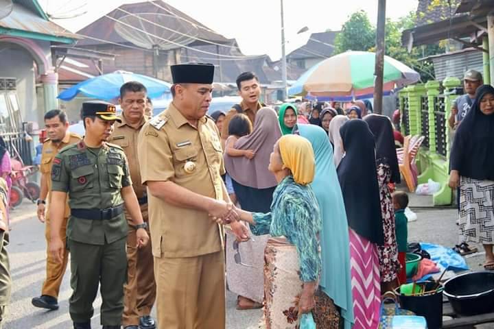 Bupati Kembali Bagikan Gajinya ke Masyarakat, Kali ini Pedagang di Pasar Panyabungan Julu