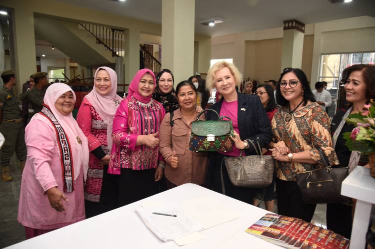 Rombongan Dubes Borong Produk UMKM Sumut