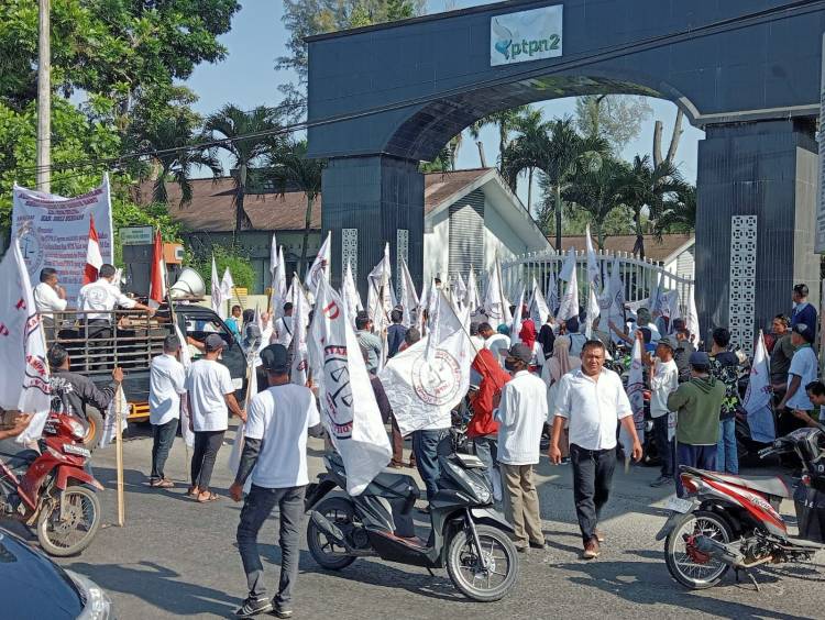 Tuntut Jalan Desa Diaspal, Aksi Massa AMPK di PTPN2 Tanjung Morawa Bawa Orang Tua dan Anak-anak