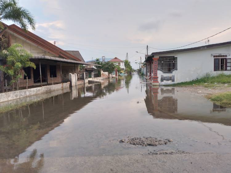 Banjir ROB Merendam Empat Kecamatan Di Medan Utara, Warga Keluhkan Tanggul Yang Tak Kunjung Usai