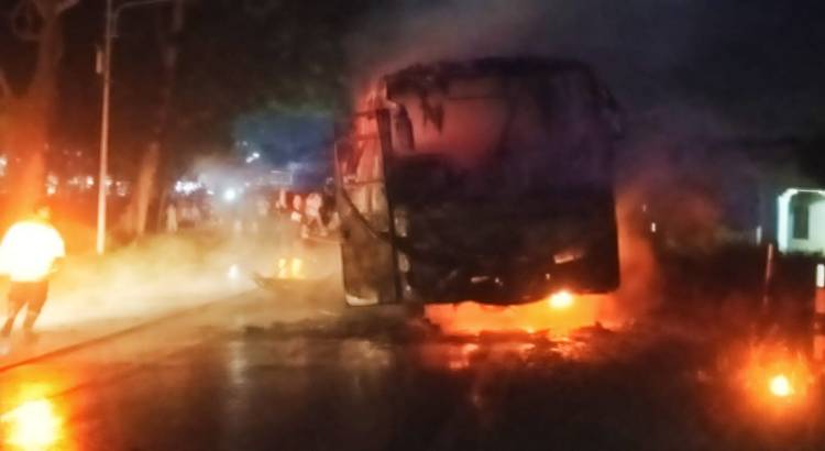 Tabrak Bus Pariwisata, Biker Nyaris Tewas  Terpangang di Kolong
