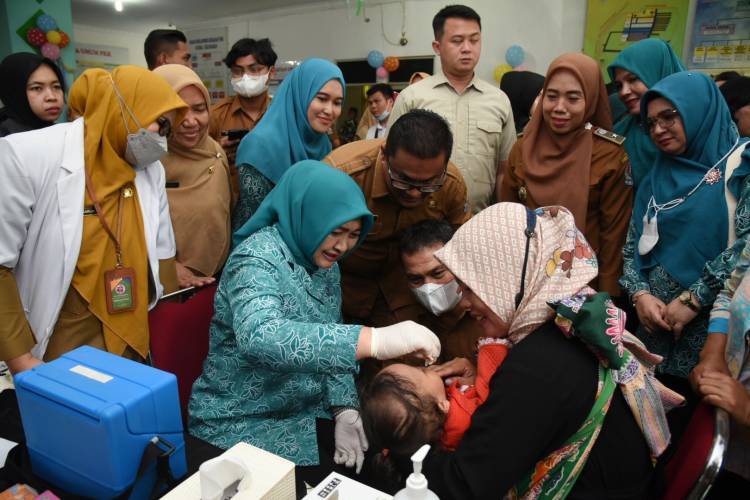 Ketua TP PKK Sumut Kunjungi  Keramaian PIN Polio di Desa Sena