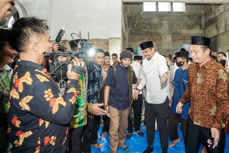 Tabligh Akbar Di Masjid Al Ikhlas, Bobby Nasution: Isi Waktu Dengan Kegiatan Positif & Senantiasa Ramaikan Masjid