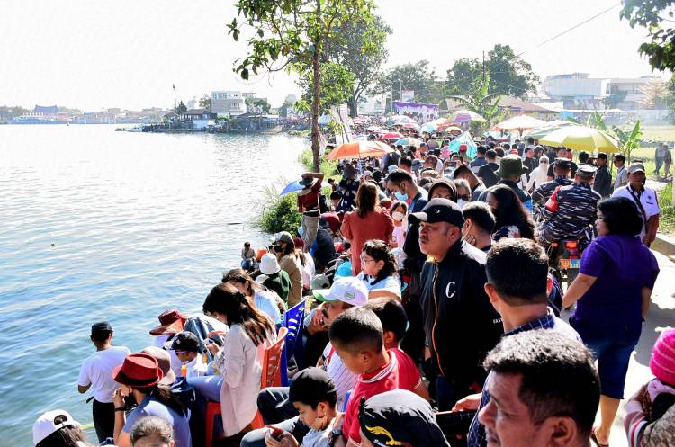 Keseruan F1H20 Danau Toba Dirasakan Jokowi dan Masyarakat *Puluhan Ribu Orang Tumpah di Balige