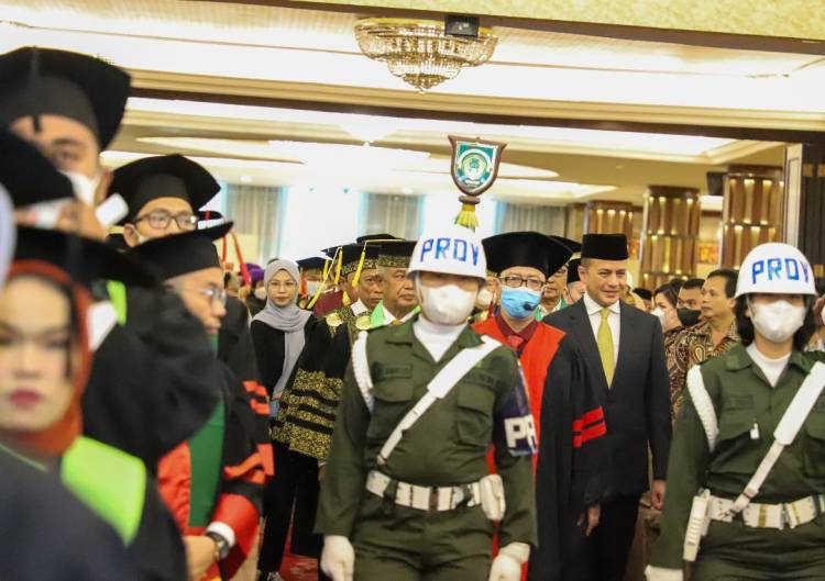 Hadiri Acara Wisuda, Musa Rajekshah Harapkan Akreditasi UISU Meningkat