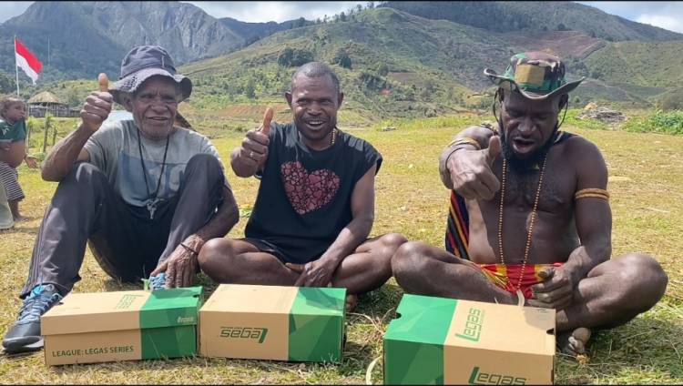 Pos Malagayneri Satgas Yonif Mekanis 203/AK Laksanakan Anjangsana ke Rumah Tokoh Masyarakat Distrik Malagayneri