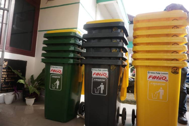 Sukseskan F1H20, TPL Serahkan 150 Box Sampah