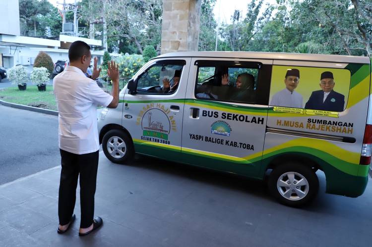 Musa Rajekshah Serahkan Satu  Unit Bus Sekolah untuk YASPI Balige
