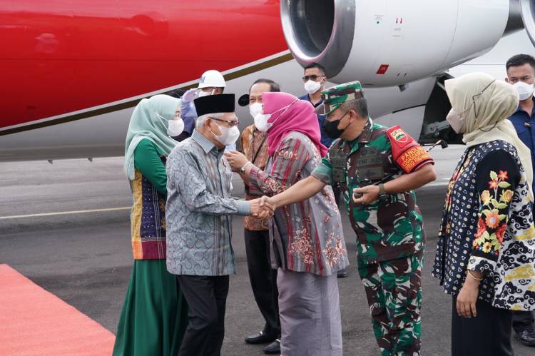 Pangdam I/BB Bersama Forkopimda Tapteng Sambut Wapres RI di Bandara FL Tobing