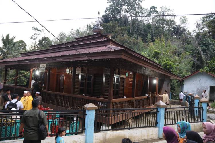 Musa Rajekshah Teteskan Air Mata Kunjungi Masjid Al-Musannif di Aek Marian