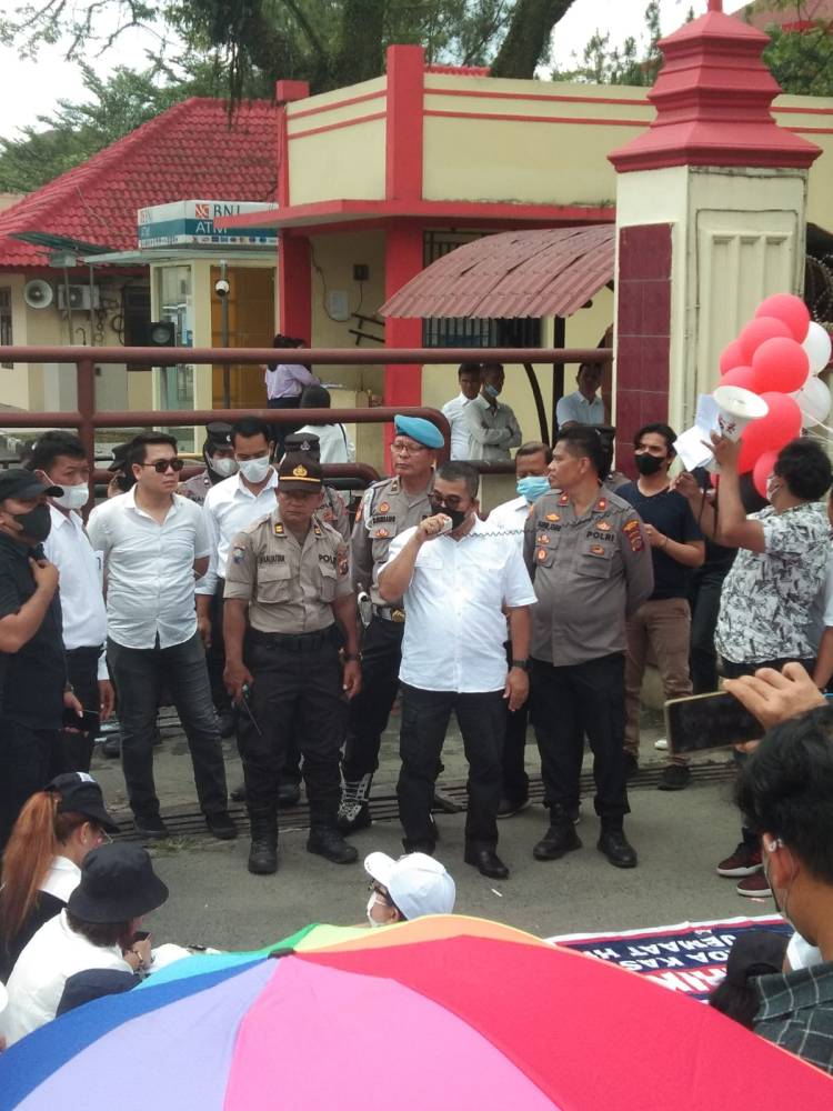Minta 5 LP Sejak 2022 Ditindaklanjuti ,  Jemaat Gereja HKBP Pabrik Tenun Aksi di Polda Sumut