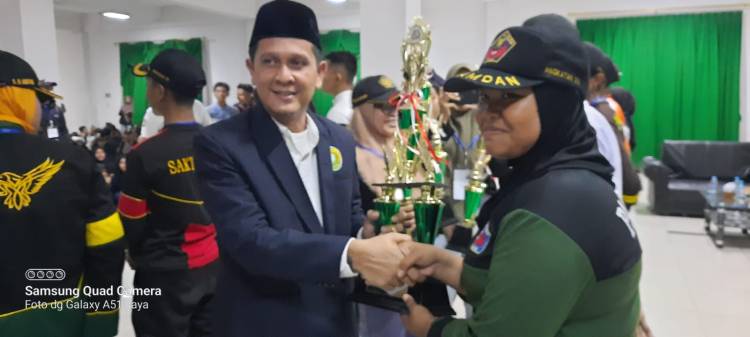 Muhammad Icwan Ketua PD IKA BKPRMI Medan Serahkan Piala Bergilir Acara Akrapati Pasmeldan