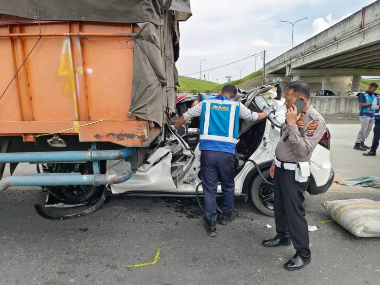 Laka Maut di Tol T.Tinggi, Dua Nyawa Melayang Gegara Tabrak Truk Parkir