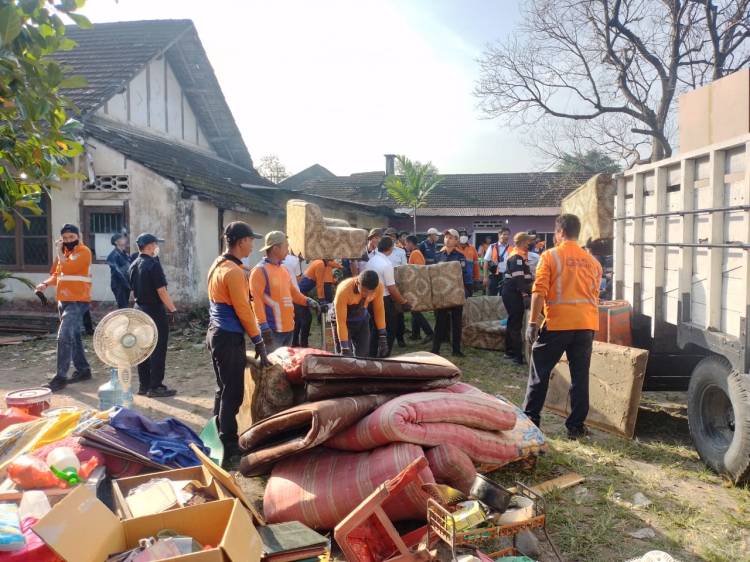 Penghuninya Abaikan Perjanjian Kontrak, PT KAI Divre 1 Sumut Tertibkan Asset di Jalan Kemuning Medan