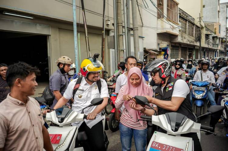 Dari Balai Kota Medan Hingga Jalan Pegadaian, Bobby Nasution & Ridwan Kamil Uji Coba Sekaligus Sosialisasikan Sepeda Motor Listrik