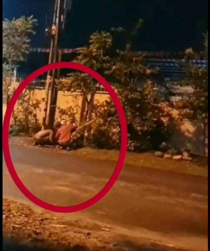 Dua Pria Terekam Curi Tiang Listrik