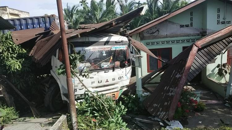 Sopir Ngantuk, 2 Rumah Dan 2 Kios Ditabrak Truk Container