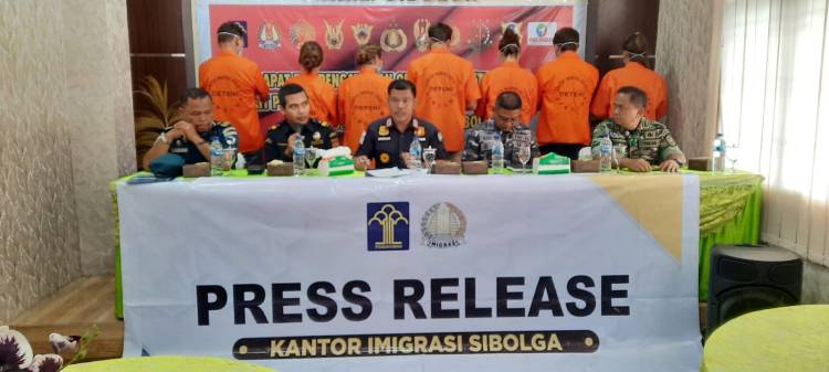 Imigrasi Sibolga Bersama Anggota TIMPORA Amankan Tujuh WNA