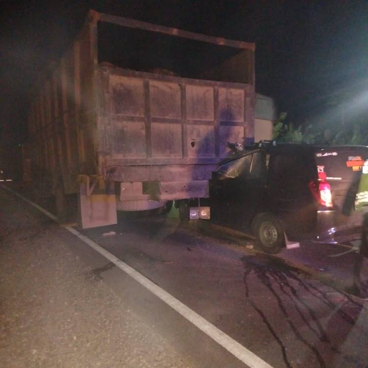 Mobil Penumpang Tabrak Truk Tronton Berhenti Dari Belakang, Satu Korban Tewas Di Rumah Sakit