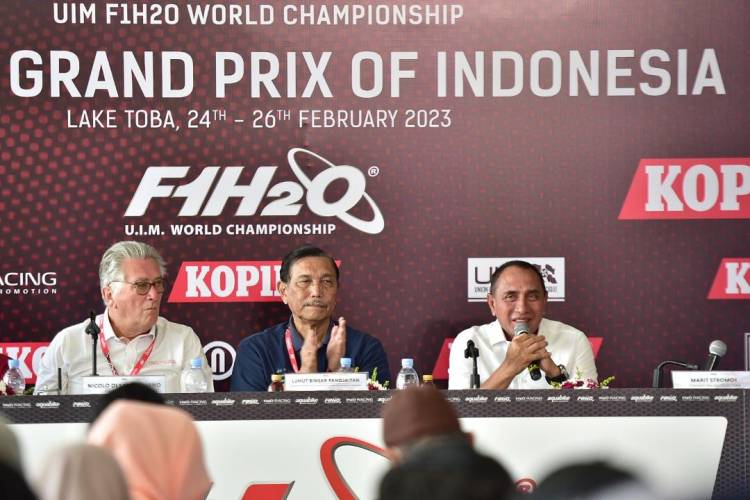 F1H2O Danau Toba, Edy Rahmayadi Ajak Masyarakat Belanja di Stan UMKM