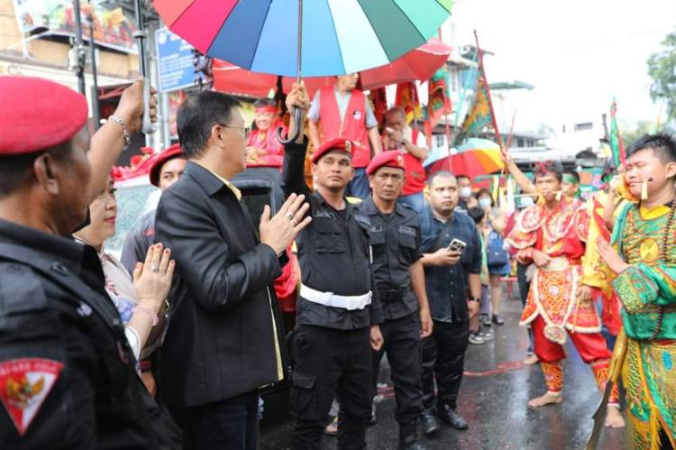 Hasyim Hadiri Kirab Budaya Agama Khonghucu