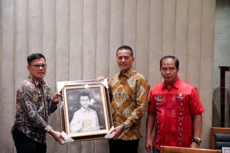 Karutan Serahkan Lukisan Karya Warga Binaan Ke Wagubsu, Usai Kunjungan Forwaka