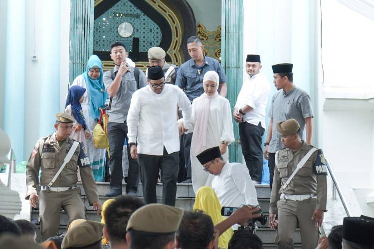 Bersama Ribuan Warga Bobby Nasution Peringati Isra Mikraj di Mesjid Raya Al Mashun