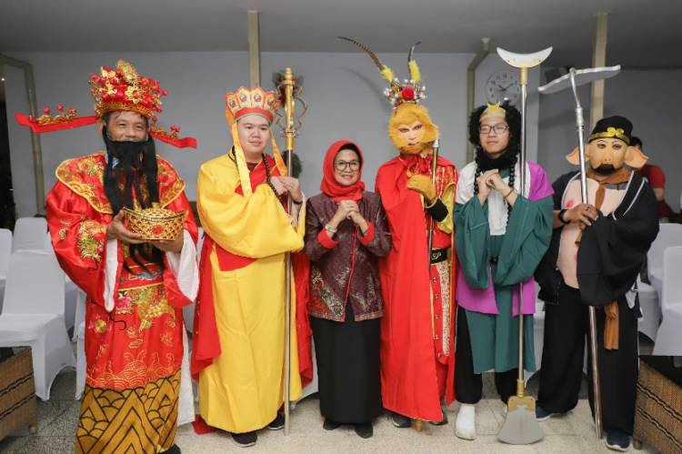 Walikota Siantar dan Ketua Dekranasda Ikuti Pawai Barongsai Malam Cap Go Meh