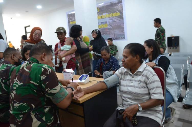 Kasdim Mimika Memimpin Kegiatan Baksos Pengobatan Gratis dan Pembagian Sembako